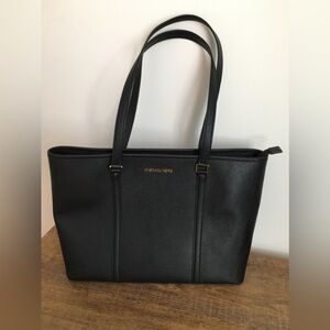 Zipped large tote, genuine leather